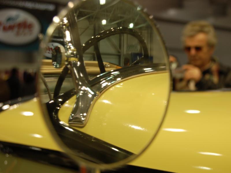 Oldtimer 2007: желтый классик в отражении зеркала