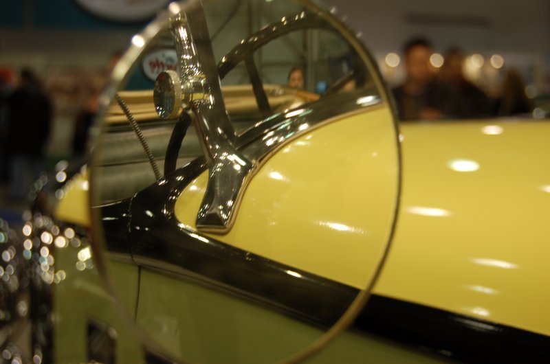 Oldtimer 2007: желтый кабриолет с хромированным рулём в зале выставки