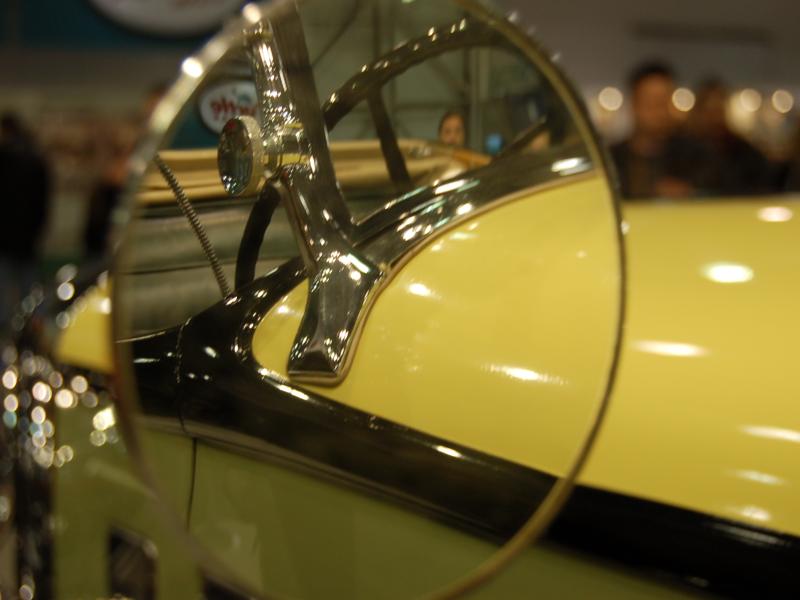 Oldtimer 2007: желтый кабриолет с хромированным рулём в зале выставки