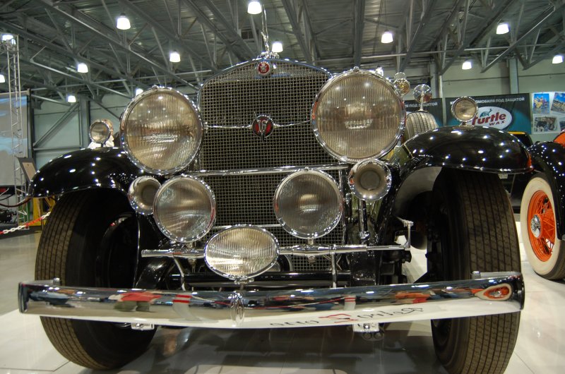 Oldtimer-выставка в Москве, 2007: чёрный «Форд» с шестью фарами