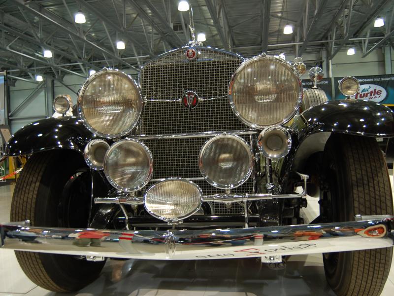 Oldtimer-выставка в Москве, 2007: чёрный «Форд» с шестью фарами