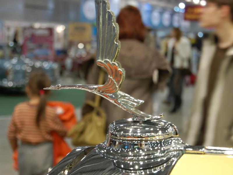 Oldtimer-выставка в России, 2007: хромированная птица на капоте желтого авто