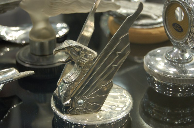 Oldtimer 2007: серебряный орёл с лучами на подставке в музейной витрине