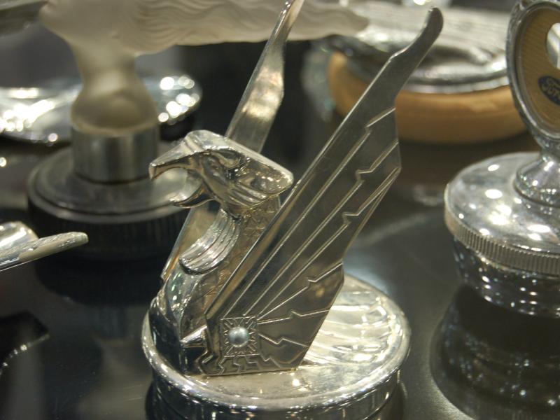 Oldtimer 2007: серебряный орёл с лучами на подставке в музейной витрине