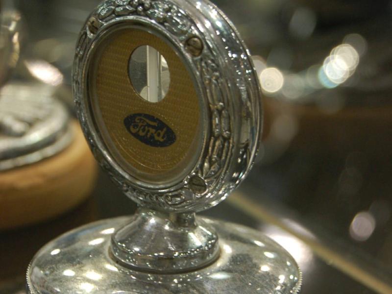 Oldtimer 2007: серебряный аксессуар с логотипом Ford в российском выставочном зале