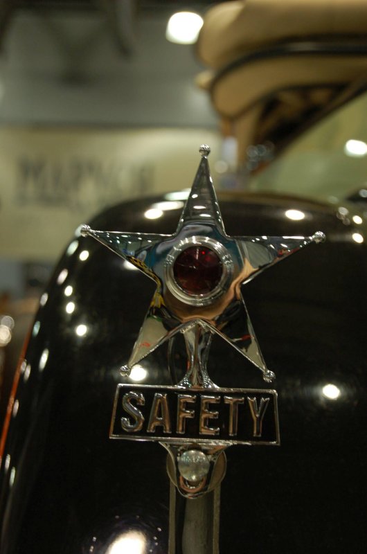 Oldtimer 2007: хромированная звезда с надписью «SAFETY» на черном кузове