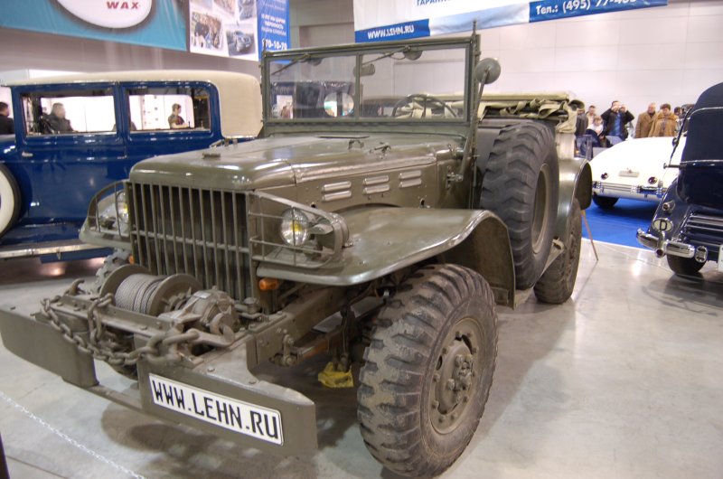 Oldtimer-выставка в Москве, 2007: зелёный военный джип с бортовым тросом