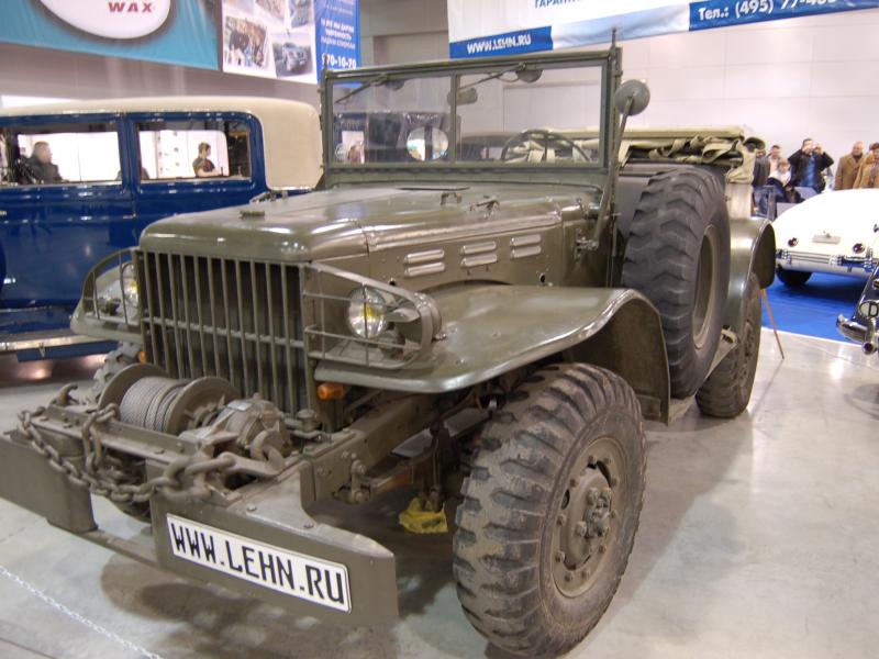 Oldtimer-выставка в Москве, 2007: зелёный военный джип с бортовым тросом