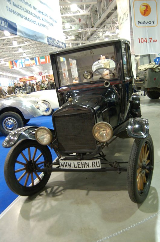 Oldtimer-выставка в Москве, 2007: чёрный Ford Model T с деревянными дисками