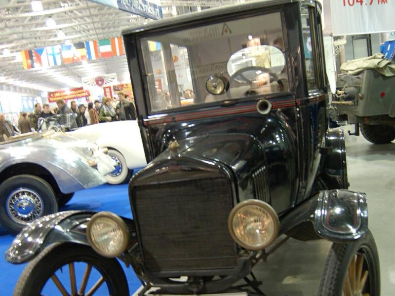 Oldtimer-выставка в Москве, 2007: чёрный Ford Model T с деревянными дисками
