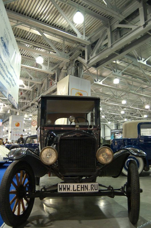 Oldtimer 2007: чёрный ТFord с деревянными колёсами в выставочном зале