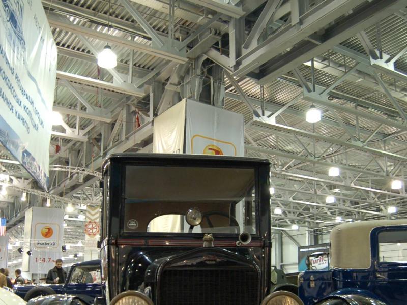 Oldtimer 2007: чёрный ТFord с деревянными колёсами в выставочном зале
