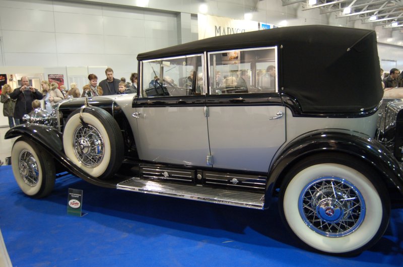 Oldtimer 2007, Москва: черно-серый ретроавтомобиль с кузовом типа «кабриолет»