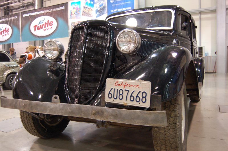 Oldtimer 2007: чёрный грузовик с калифорнийской табличкой в выставочном зале