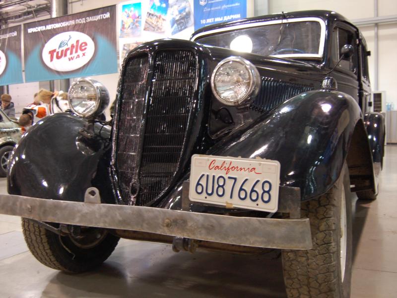 Oldtimer 2007: чёрный грузовик с калифорнийской табличкой в выставочном зале