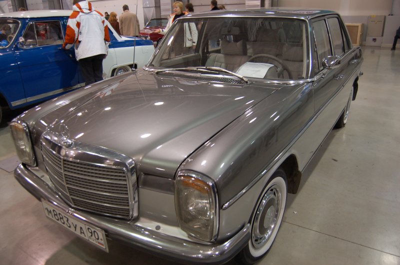 Oldtimer 2007: серебристый Mercedes-Benz W114 на выставке в России