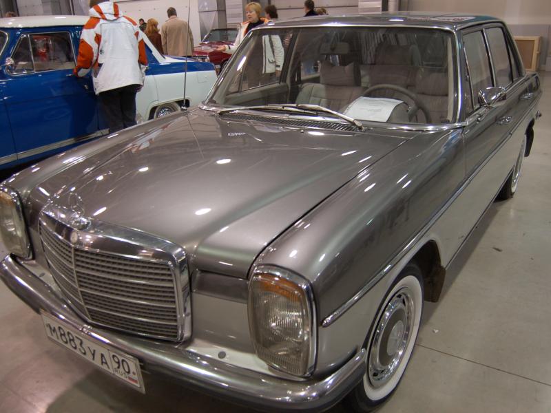 Oldtimer 2007: серебристый Mercedes-Benz W114 на выставке в России