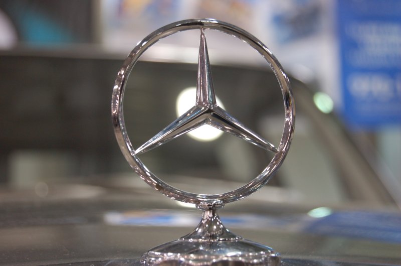 Хромированный эмблема Mercedes-Benz на капоте автомобиля