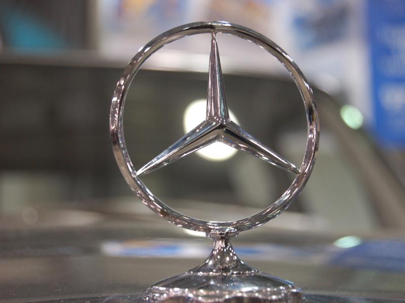 Хромированный эмблема Mercedes-Benz на капоте автомобиля