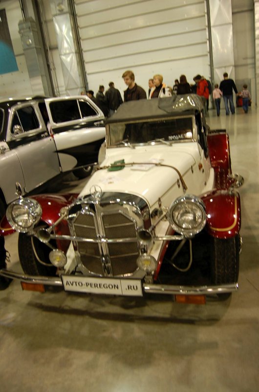 Oldtimer-выставка в Москве, 2007: бело-красный кабриолет с хромированным бампером