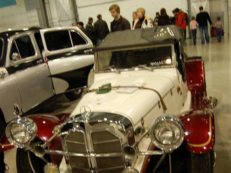 Oldtimer-выставка в Москве, 2007: бело-красный кабриолет с хромированным бампером