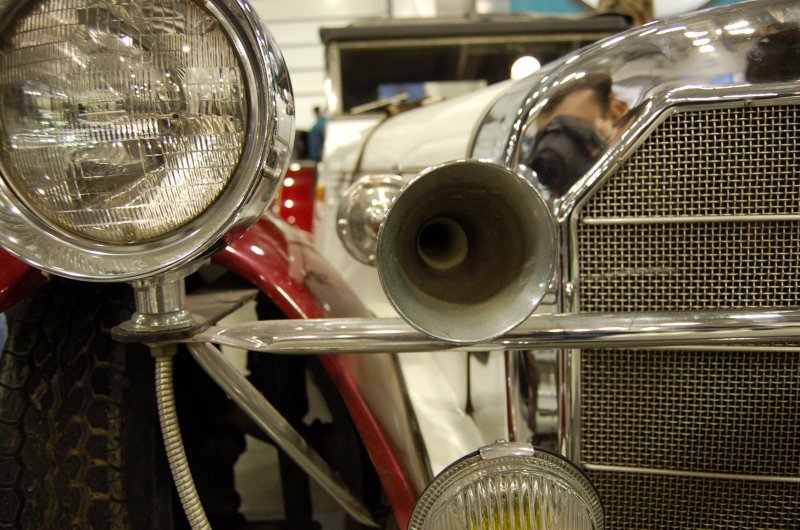 Oldtimer 2007, Москва: хромированный рог и фара на фоне белого кузова