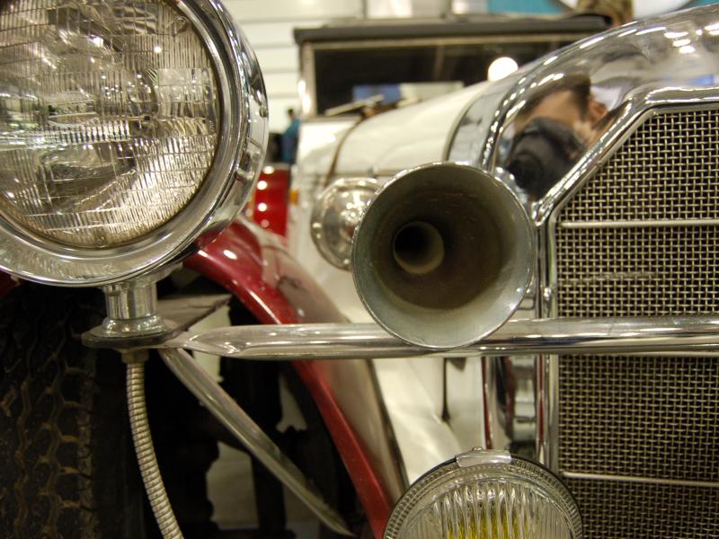 Oldtimer 2007, Москва: хромированный рог и фара на фоне белого кузова