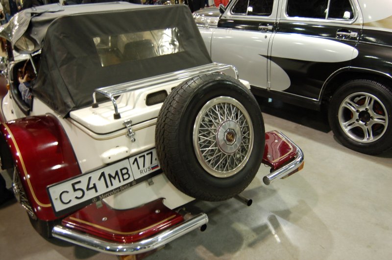 Oldtimer-выставка в России, 2007: боковой вид на кабриолет с запасным колесом