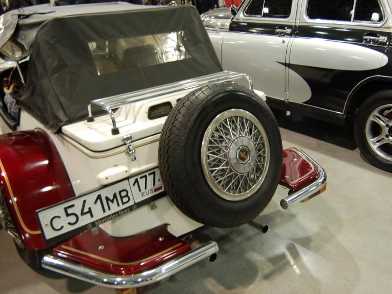 Oldtimer-выставка в России, 2007: боковой вид на кабриолет с запасным колесом