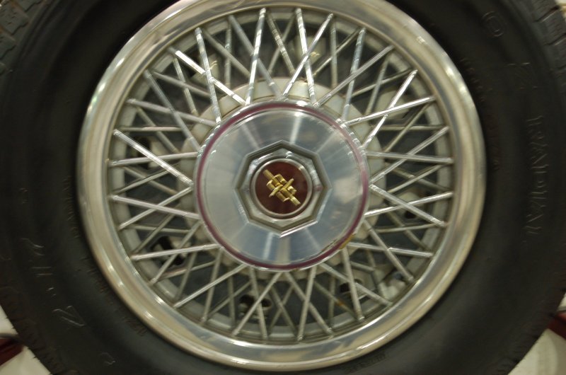 Oldtimer, 2007: колесо с хромированным спицевым диском и эмблемой «Москвич»