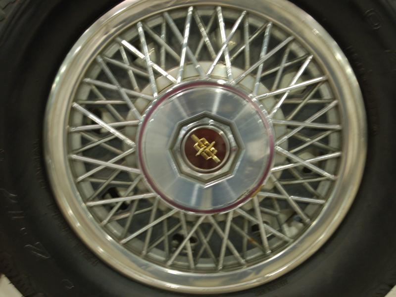 Oldtimer, 2007: колесо с хромированным спицевым диском и эмблемой «Москвич»
