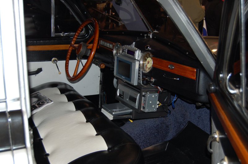 Oldtimer 2007: салон ретро-автомобиля с деревянным рулём и современной аудиосистемой