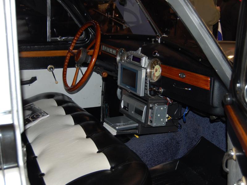 Oldtimer 2007: салон ретро-автомобиля с деревянным рулём и современной аудиосистемой