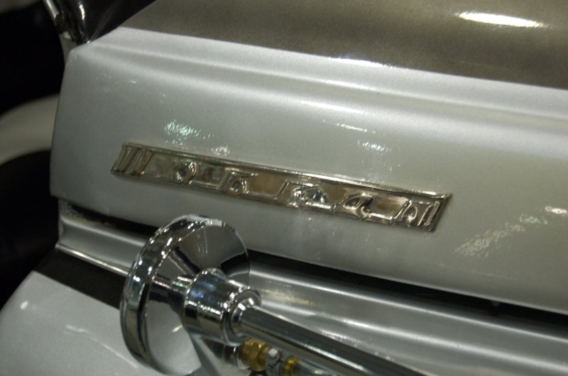 Oldtimer 2007: хромированный эмблема 'Lombard' на серебристом кузове