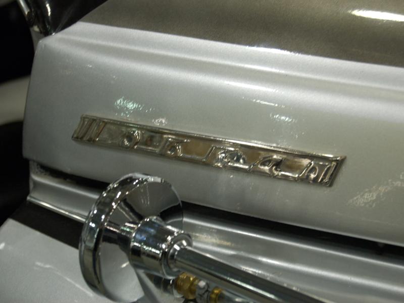 Oldtimer 2007: хромированный эмблема 'Lombard' на серебристом кузове