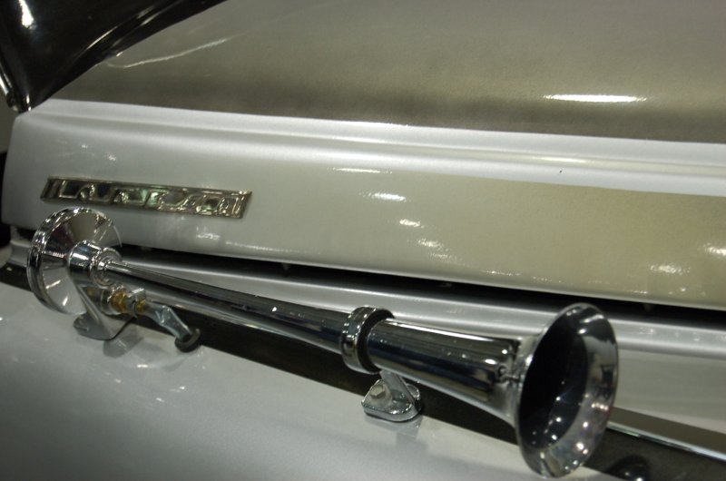 Oldtimer 2007: хромированный рог и эмблема 'Лада' на багажнике
