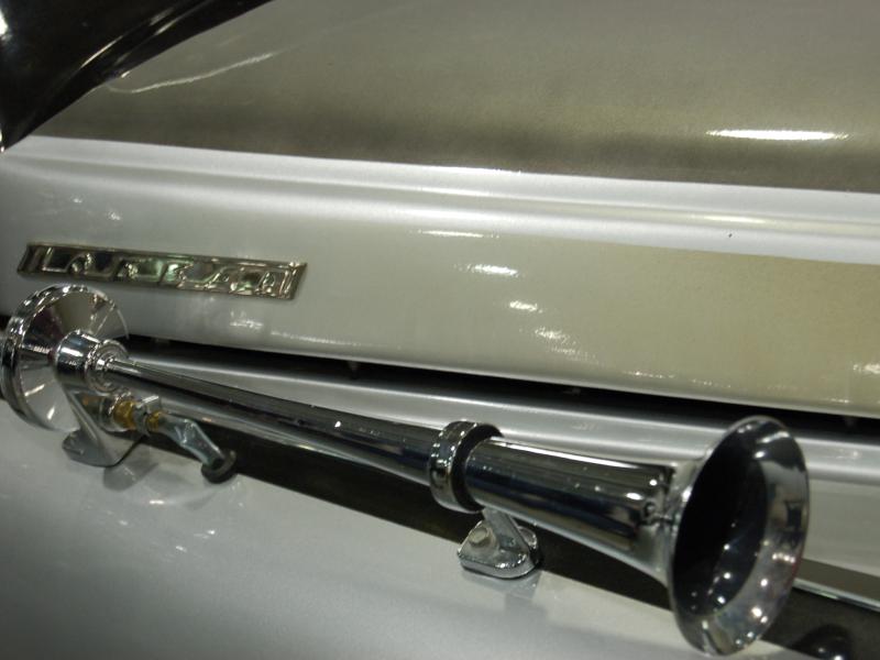 Oldtimer 2007: хромированный рог и эмблема 'Лада' на багажнике