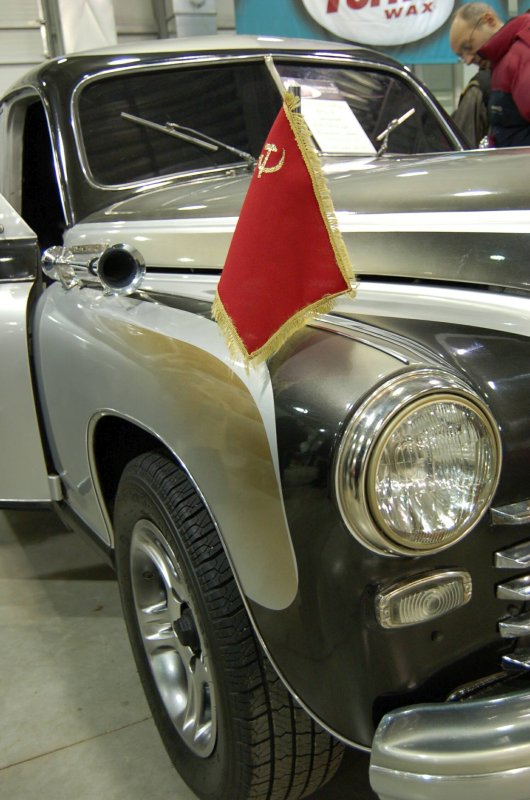 Oldtimer-выставка в России, 2007: серебристо-чёрный автомобиль с флагом СССР