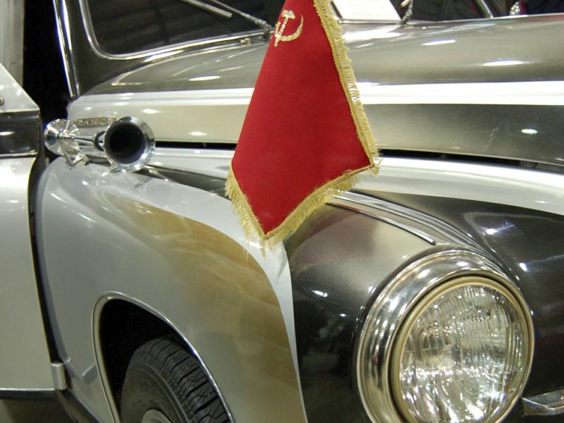 Oldtimer-выставка в России, 2007: серебристо-чёрный автомобиль с флагом СССР