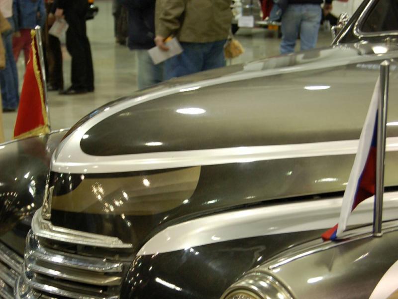 Oldtimer-выставка в России, 2007: бронзово-чёрный «ГАЗ-М» с российским флагом
