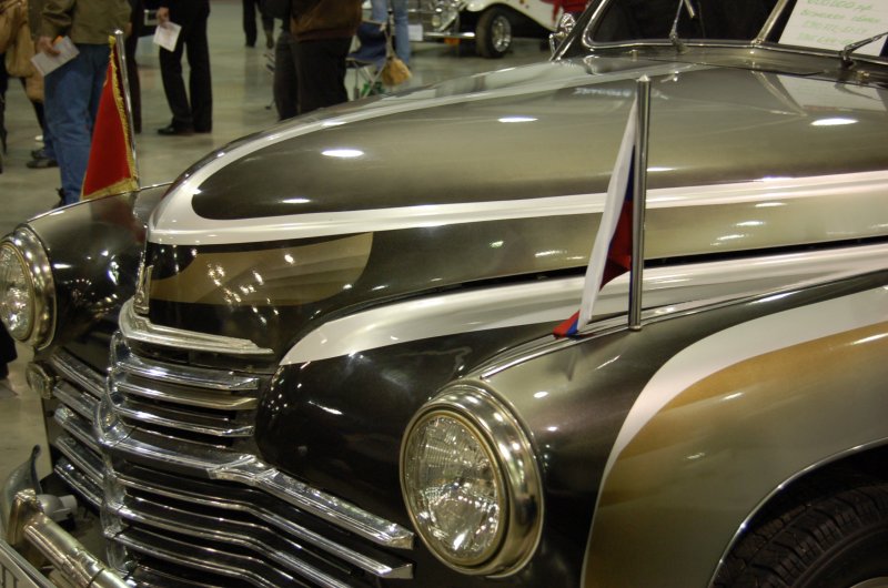 Oldtimer-выставка в России, 2007: бронзово-чёрный кузов с полосами и флагом РФ