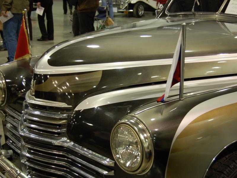 Oldtimer-выставка в России, 2007: бронзово-чёрный кузов с полосами и флагом РФ