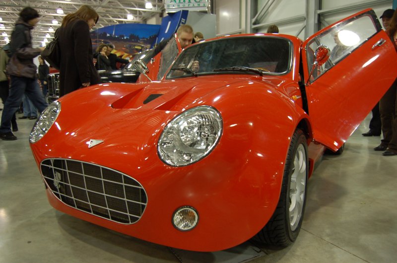 Oldtimer-выставка в Москве, 2007: красный спортивный автомобиль с открытыми дверями