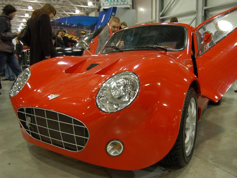 Oldtimer-выставка в Москве, 2007: красный спортивный автомобиль с открытыми дверями