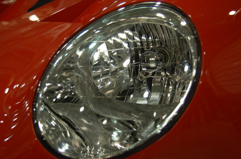 Красный фарой старого автомобиля на Oldtimer-выставке в России 2007
