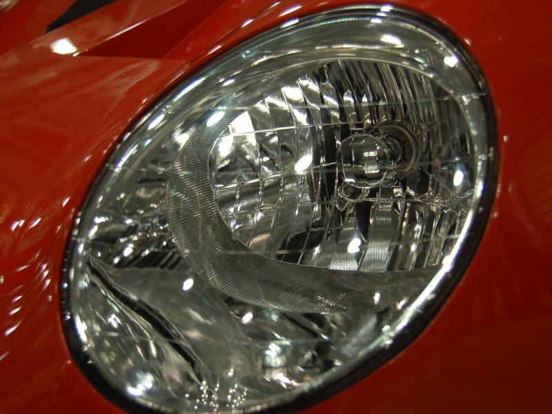 Красный фарой старого автомобиля на Oldtimer-выставке в России 2007