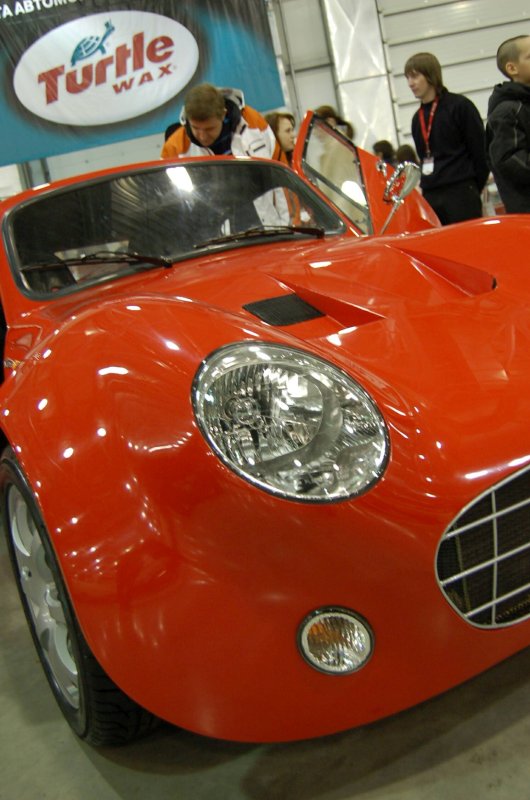 Oldtimer-выставка в России, 2007: красный спортивный кабриолет у «Turtle Wax»