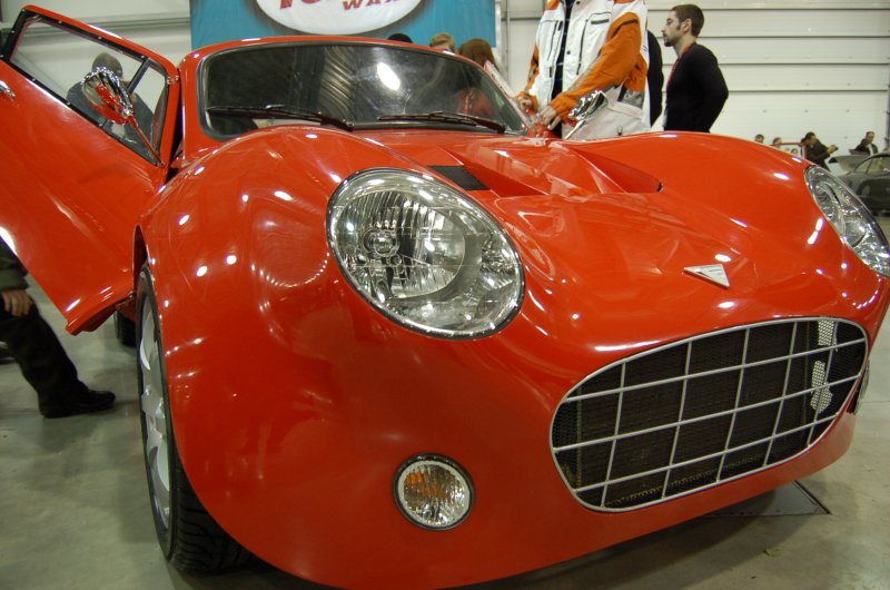 Oldtimer-выставка в России, 2007: красный спортивный автомобиль с открытыми дверями