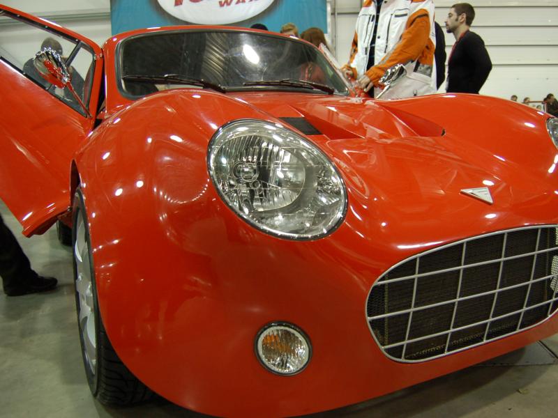 Oldtimer-выставка в России, 2007: красный спортивный автомобиль с открытыми дверями