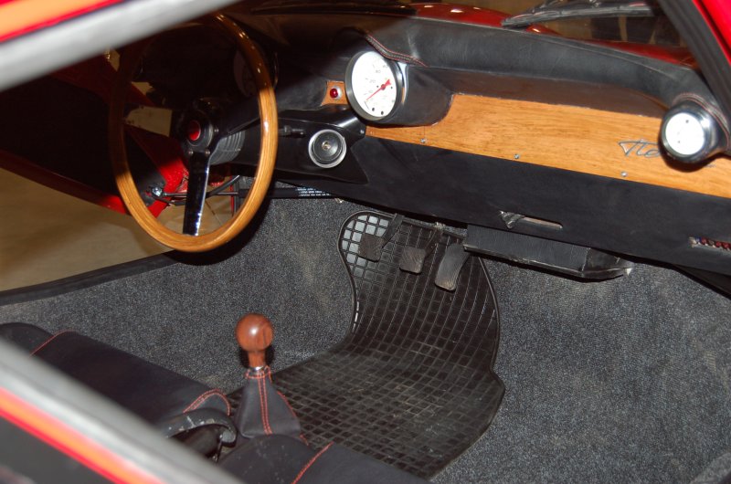 Oldtimer 2007: интерьер красного спортивного автомобиля с деревянным рулём и «Vte» на панели